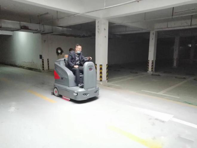 惠州小区物业保洁不用人力改用驾驶式洗地机了